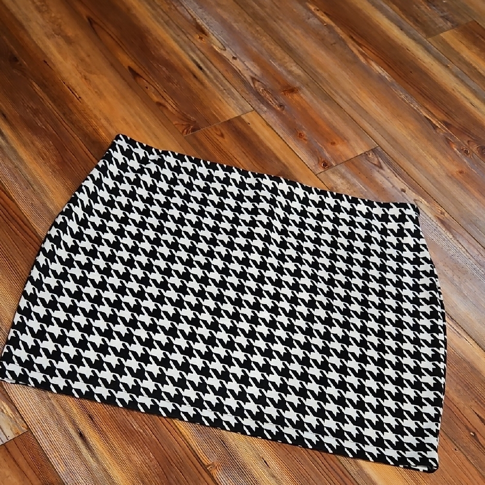 🆕 Express Skirt - Black and White
